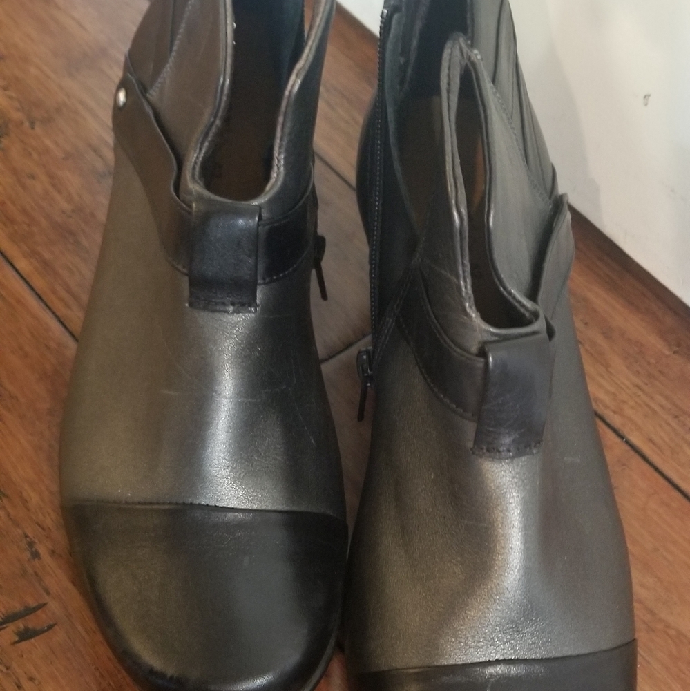 Naot leather black & gray booties
